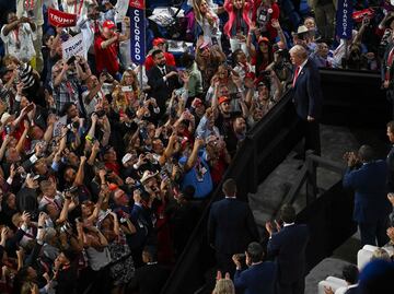 "Lo salvó la mano de Dios": atentado desata culto a Trump