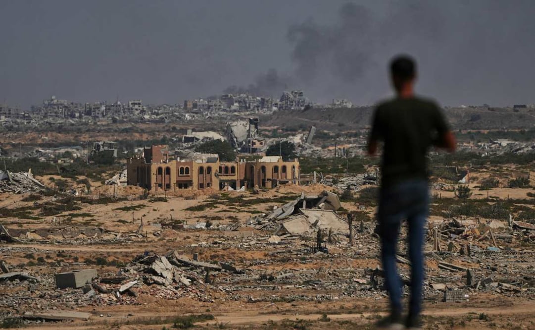 El humo se eleva tras un ataque militar israelí en la ciudad de Gaza, visto desde el centro de la Franja de Gaza, el miércoles 8 de octubre de 2025. Foto: AP/Archivo