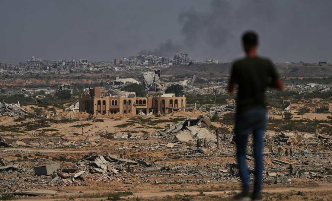 El humo se eleva tras un ataque militar israelí en la ciudad de Gaza, visto desde el centro de la Franja de Gaza, el miércoles 8 de octubre de 2025. Foto: AP/Archivo
