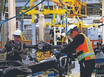 Aranceles a países asiáticos podrían reforzar el financiamiento automotriz y la producción local, aseguran expertos