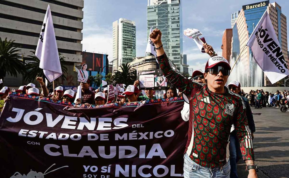 Contingentes de jóvenes marcharon por avenida Juárez hacia el Zócalo para apoyar a la Presidenta. Foto: Gabriel Pano / EL UNIVERSAL
