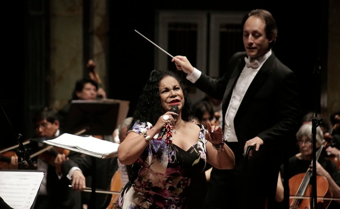 Bajo la batuta de su director artístico, Fernando Valcárcel, la Sinfónica interpretó "Rapsodia peruana" de Claudio Rebagliati, estrenada en 1868, inspirada en las festividades patrióticas de Perú. FOTO: Alejandra Leyva/EL UNIVERSAL