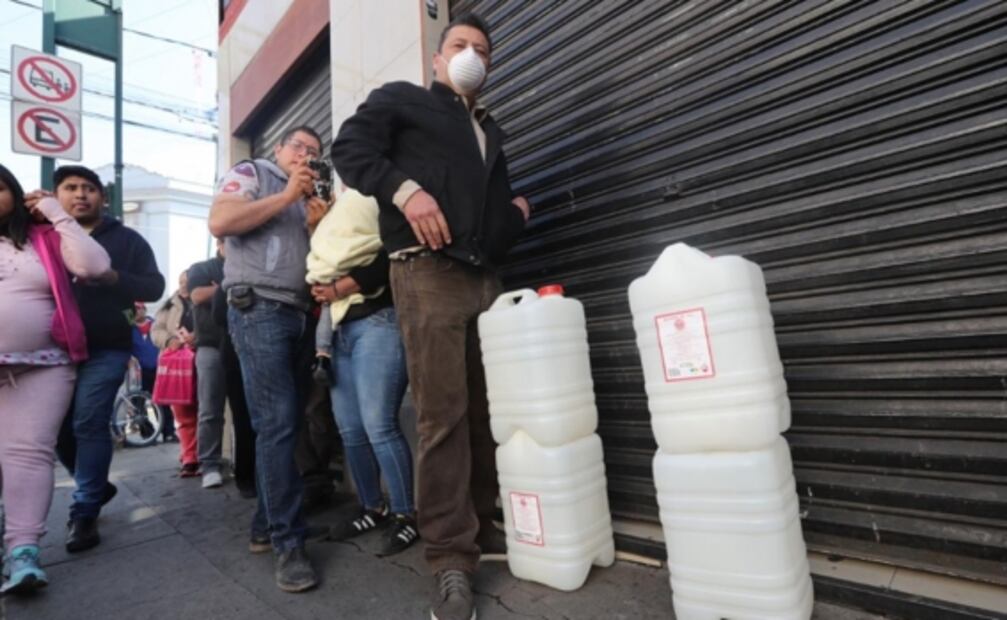 Largas filas para comprar alcohol de caña y gel antibacterial en Toluca