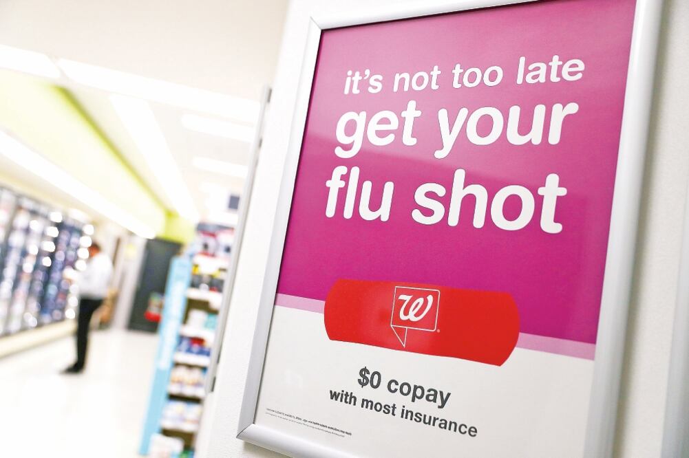 Preve nción. Este cartel en una farmacia de San Francisco promueve la vacunación contra la gripe en Estados Unidos. (JUSTIN SULLIVAN. AFP)