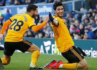 Raúl Jiménez anota en el duelo ante el Everton