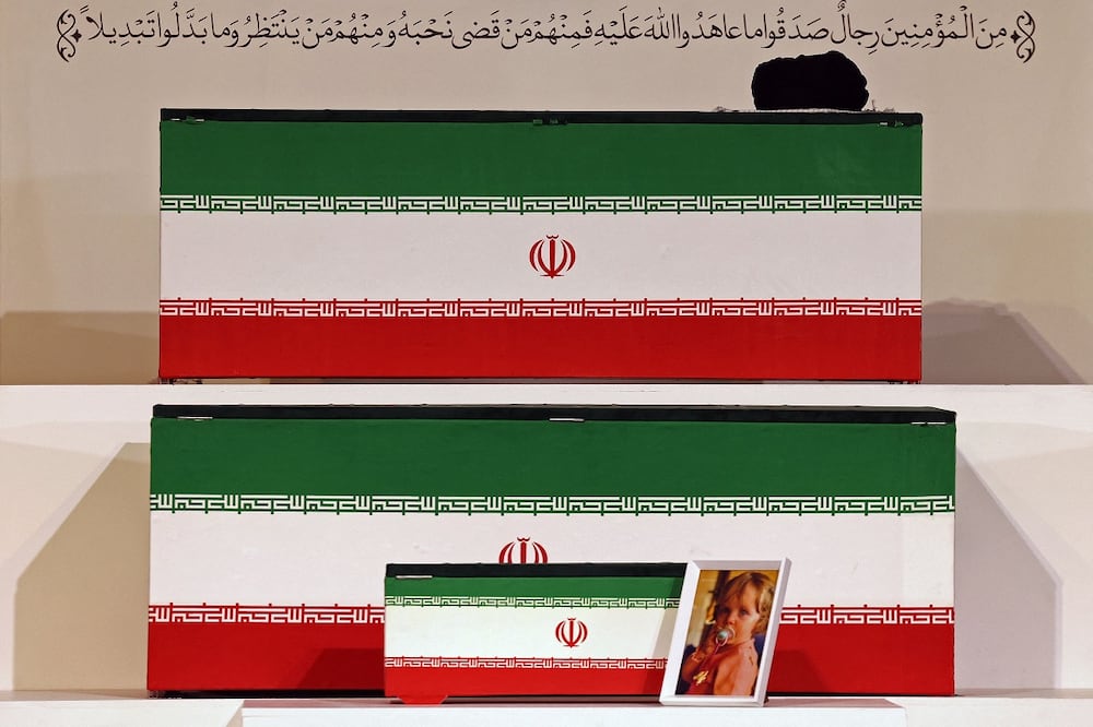 Los féretros del fallecido líder supremo de Irán, Ali Jamenei (arriba), y de su nieta Zahra Mohammadi Golpayegani, aparecen en la Gran Mosalla de Teherán el 3 de julio de 2026. Foto: AFP