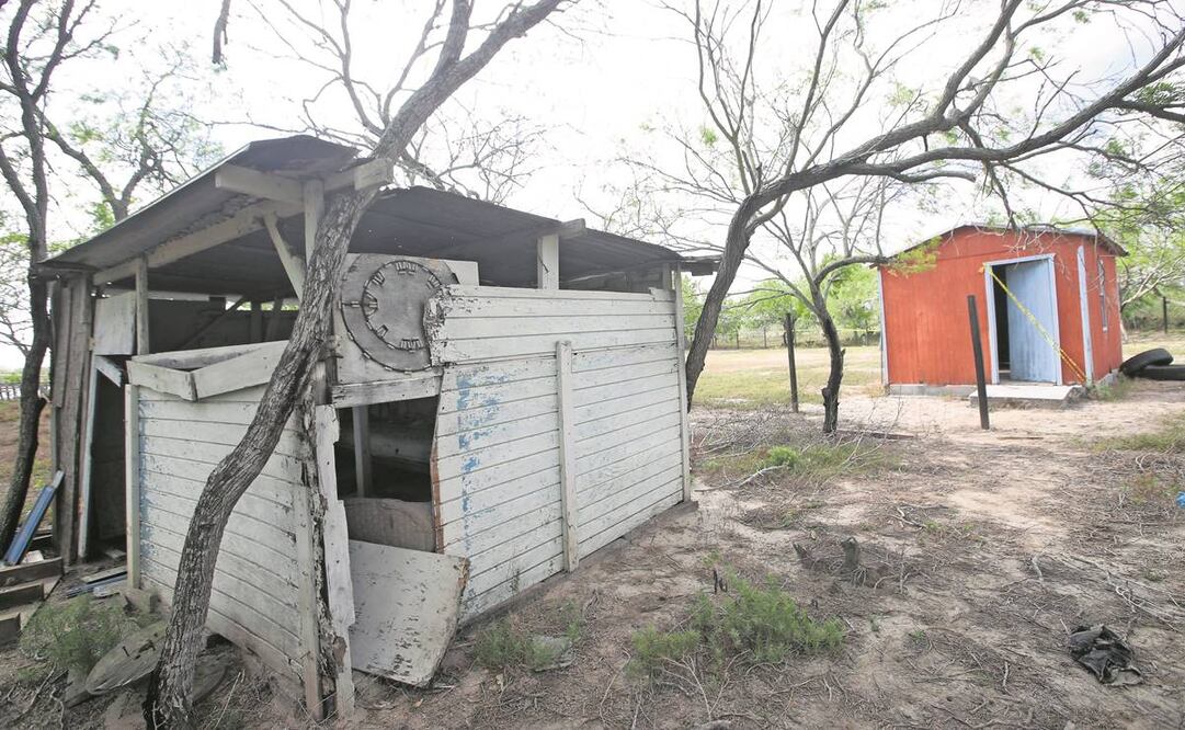 A un lado hay una choza deteriorada.