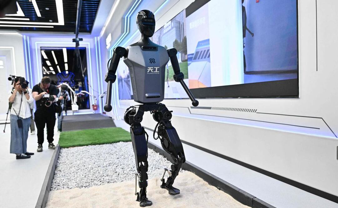Un robot humanoide llamado Tiangong camina sobre la arena mientras demuestra sus habilidades. (19/04/25) Foto: AFP