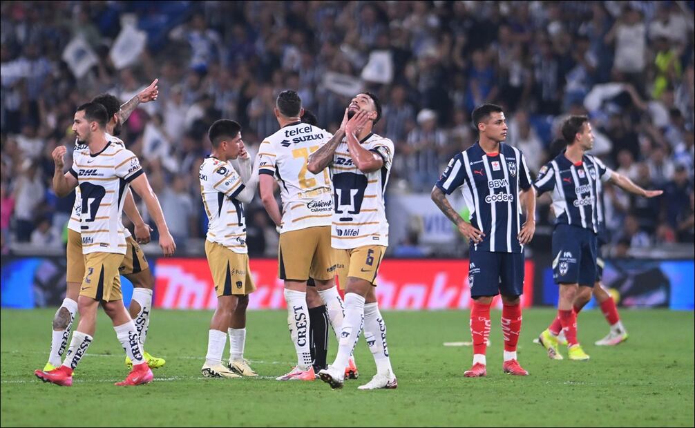 Jugadores de los Pumas se lamentan durante el partido de Play-in ante Rayados de Monterrey. FOTO: Imago7