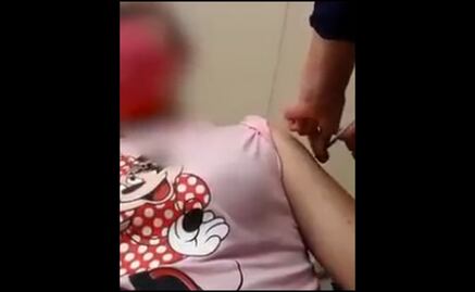 Exhiben otra aplicación de vacuna con jeringa vacía en Michoacán; Salud asegura que recibió la dosis