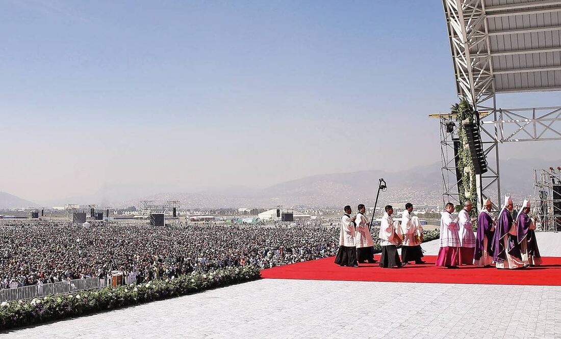 Durante la misa del tercer día de visita al país, el papa Francisco llamó a construir un país “donde no se tenga que llorar por quienes son destruidos por los traficantes de la muerte. Foto: Gregorio Borgia/AP.