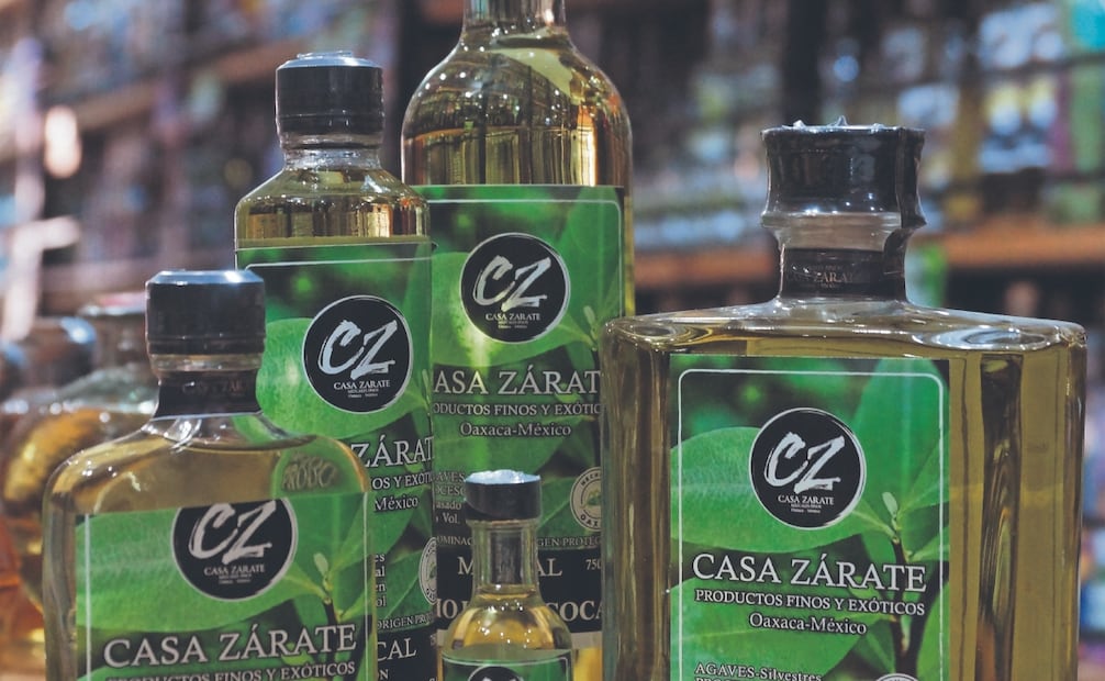 Entre los mezcales de Casa Zárate destacan los de flores, insectos, hierbas, semillas y mole. Además de hoja de coca, cannabis y hongos alucinógenos.
Foto: de Edwin Hernández