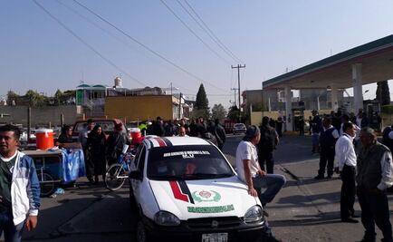 Taxistas bloquean avenida en Ecatepec; protestan por destitución de mando