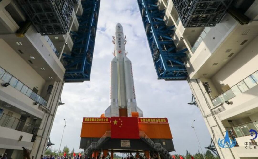 El cohete portador Larga Marcha Y5 es transportado al sitio de lanzamiento. Foto: CHINA NATIONAL SPACE ADMINISTRATION/WAN KE