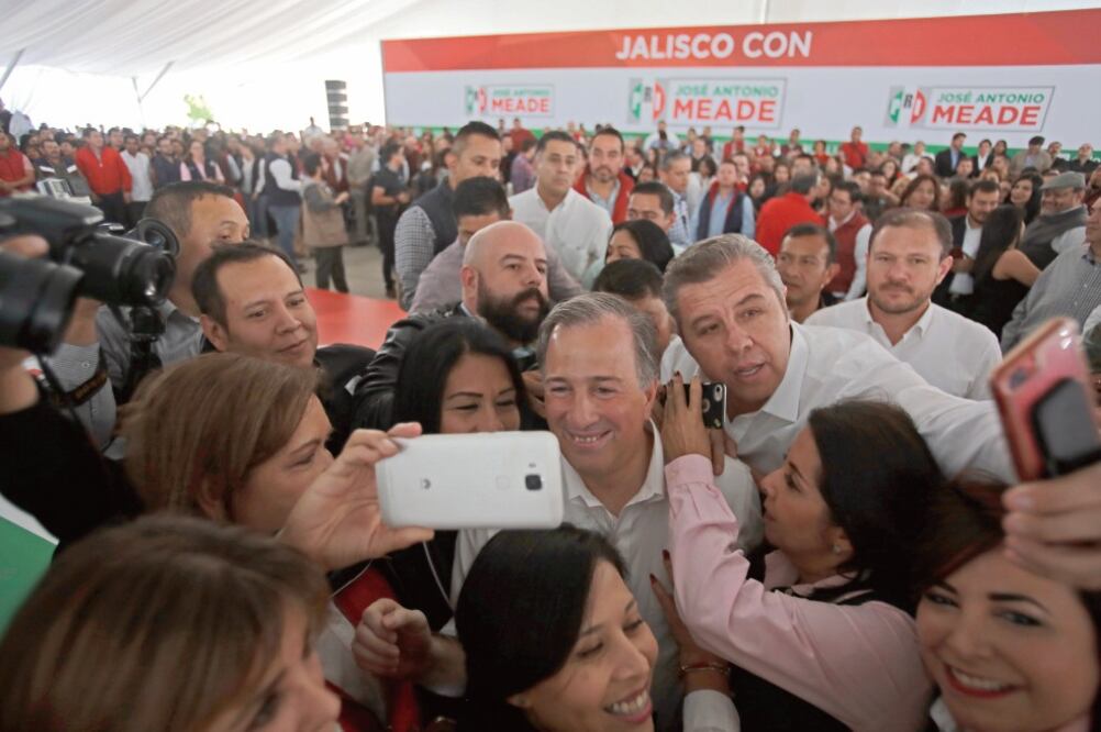 El aspirante del tricolor a la silla presidencial, José Antonio Meade, se reunió ayer con militantes del PRI en el estado de Jalisco (FERNANDO CARRANZA. CUARTOSCURO)