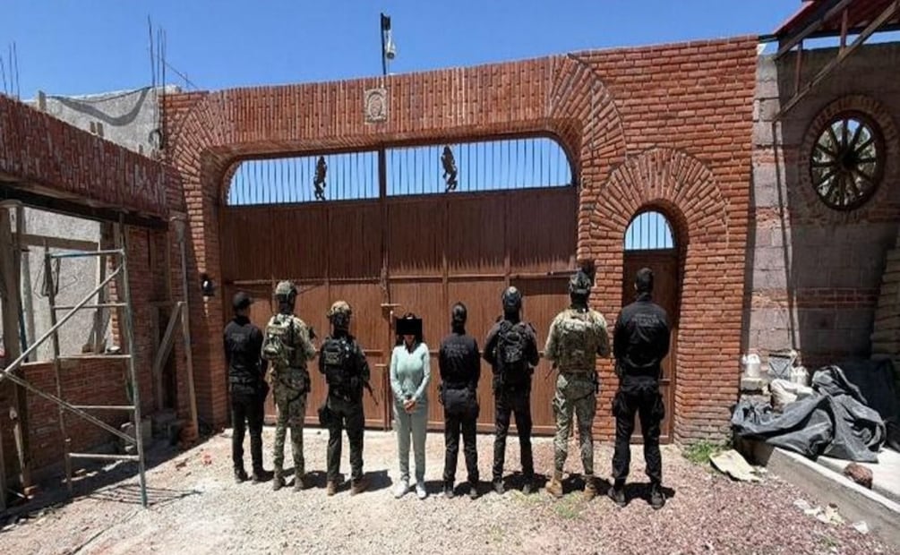 Detenida es presentada bajo custodia de fuerzas federales tras cateo en Estado de México. Foto: Especial.