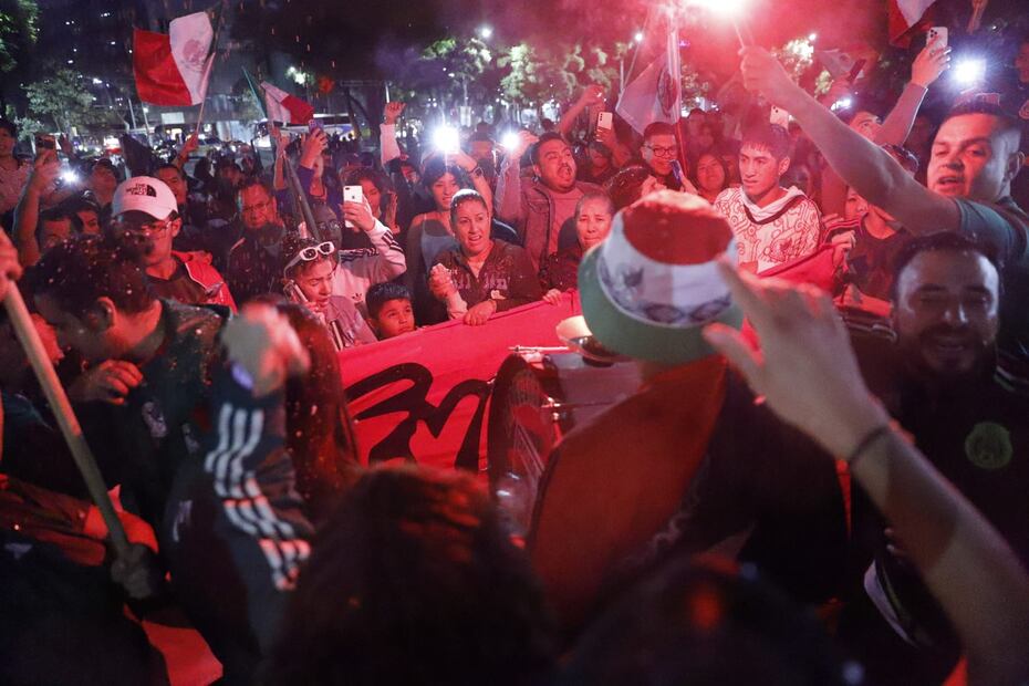 Aficionados mexicanos asisten al Ángel de la Independencia a festejar la Copa Oro / Foto: Fernanda Rojas - EL UNIVERSAL
