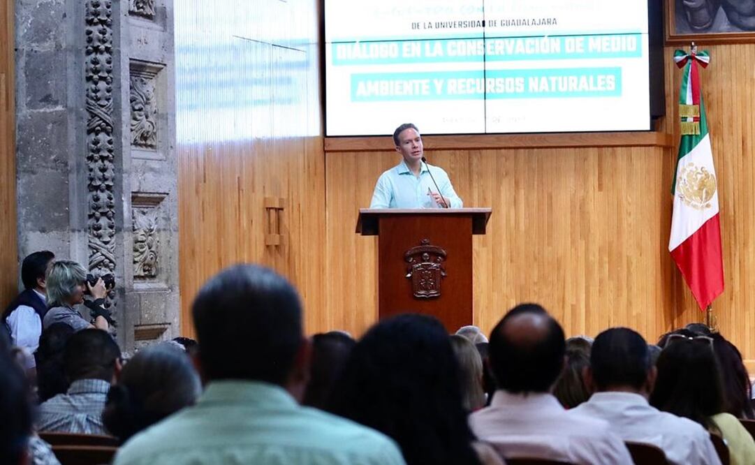 Aspirante a la presidencia, Manuel Velasco Coello, en conversación con estudiantes de la Universidad de Guadalajara. Foto: Especial