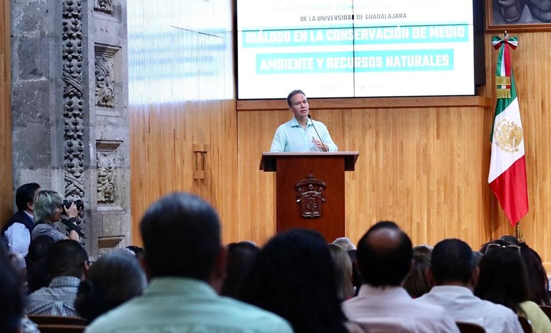 Aspirante a la presidencia, Manuel Velasco Coello, en conversación con estudiantes de la Universidad de Guadalajara. Foto: Especial