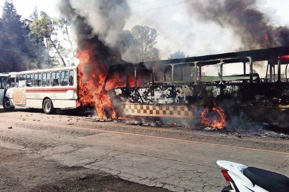 En la esquina de avenida del Canal y El Capulín, en santa María Tetitla, alrededor de 300 pobladores enardecidos obligaron a permisionarios a quemar tres camiones de la línea Transportes Crucero (JAVIER RODRÍGUEZ. EL UNIVERSAL)