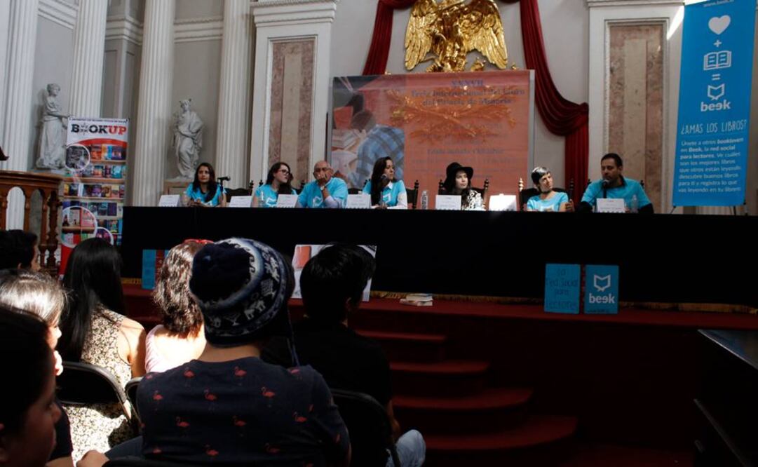 En la mesa se encontraron los "booktubers" Claudia Ramírez y Mariana Esquivel con los autores Sofía Macías, Benito Taibo, Lorena Amkie y Jaime Alfonso Sandoval. (FOTO: Jenifer Nava / EL UNIVERSAL)
