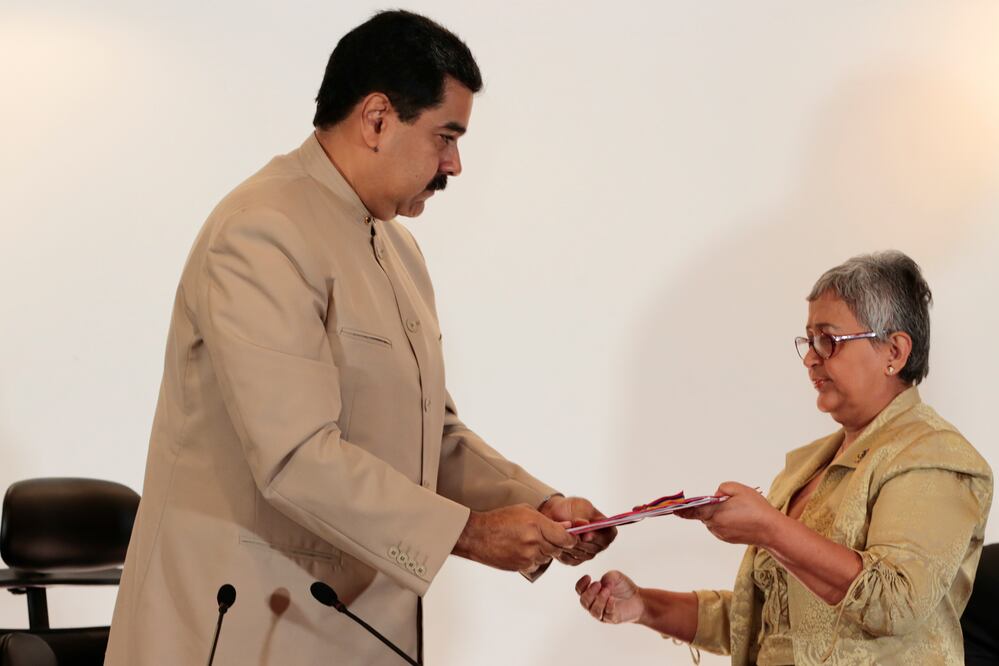 El presidente venezolano, Nicolás Maduro, presentando ante la presidenta del Consejo Nacional Electoral (CNE), Tibisay Lucena, la solicitud formal para la conformación de la Asamblea Nacional Constituyente (Foto: AP)