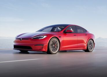 Tesla Model S se queda sin batería y detiene el paso a los autos por 3 horas