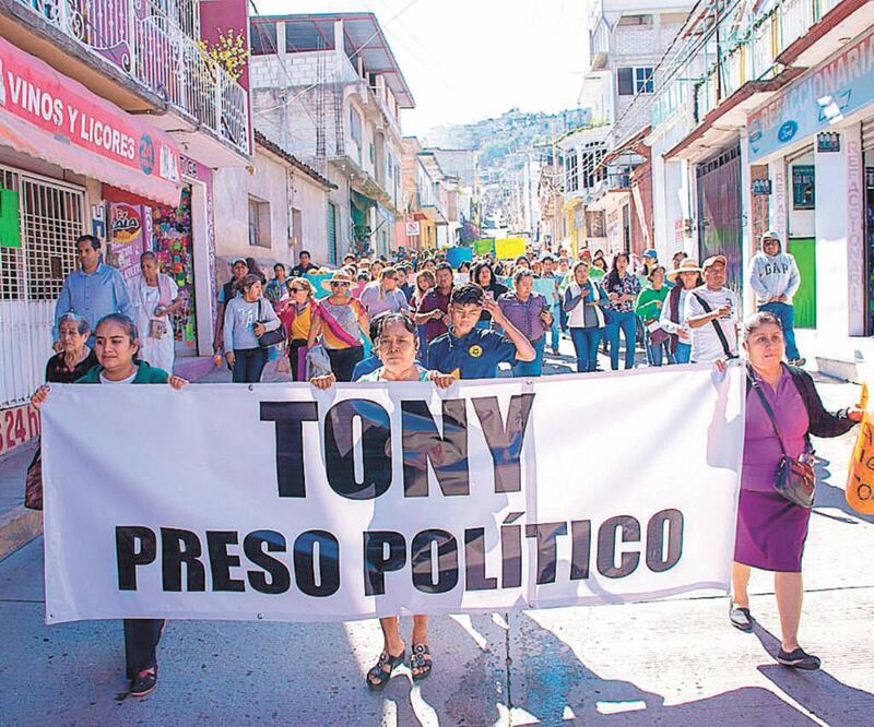 Reclamo. En Tlapa, al menos 200 personas marcharon para exigir la liberación del jefe de gabinete del municipio. Foto/ESPECIAL