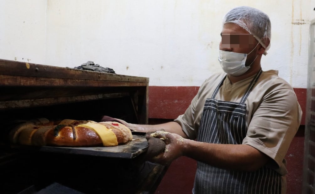 La elaboración de las roscas se realiza a la par de las más de 800 piezas que diariamente producen. Foto: Especial