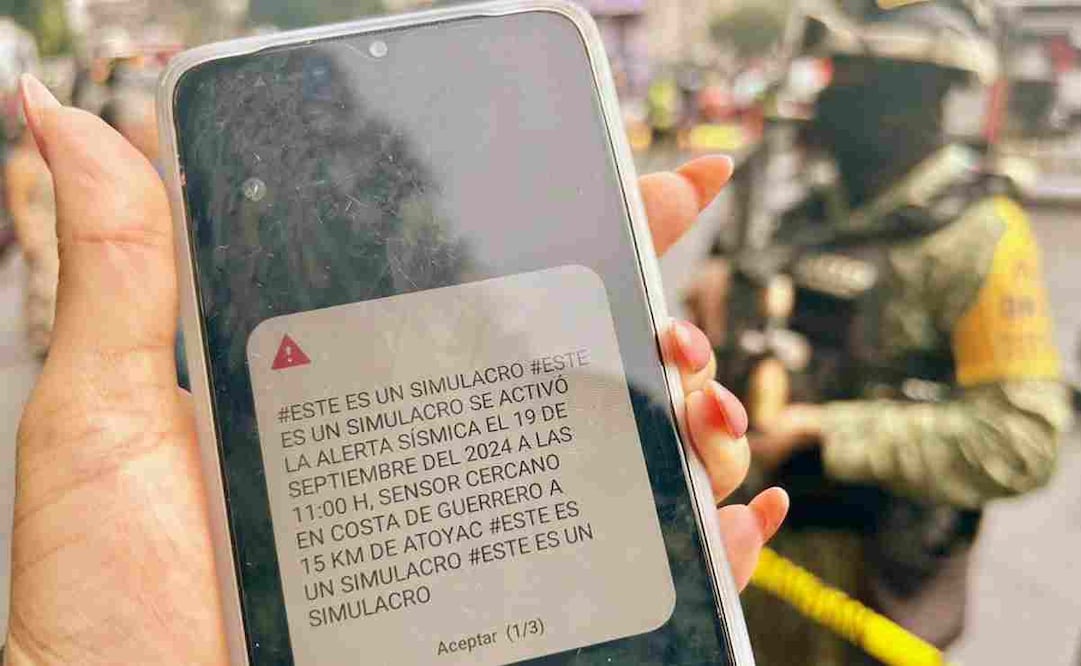 Alertamiento de sismo vía SMS durante el Simulacro Nacional 2025 / Foto: Berenice Fregoso. EL UNIVERSAL