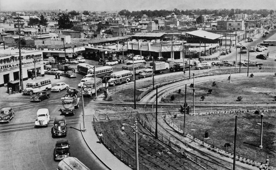 La publicación retrata  la vida en las estaciones de Nonoalco, Tlatelolco, Peralvillo, Tacuba y Tlatilco y sus alrededores. En la imagen, vista aérea de la Glorieta de Peralvillo. FOTO: tomada del libro "En los ferrocarriles"