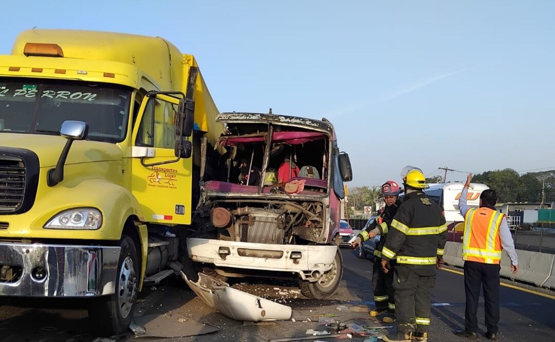 Choque entre autobús de pasajeros y tráiler en autopista Veracruz-La Antigua. Foto: Especial