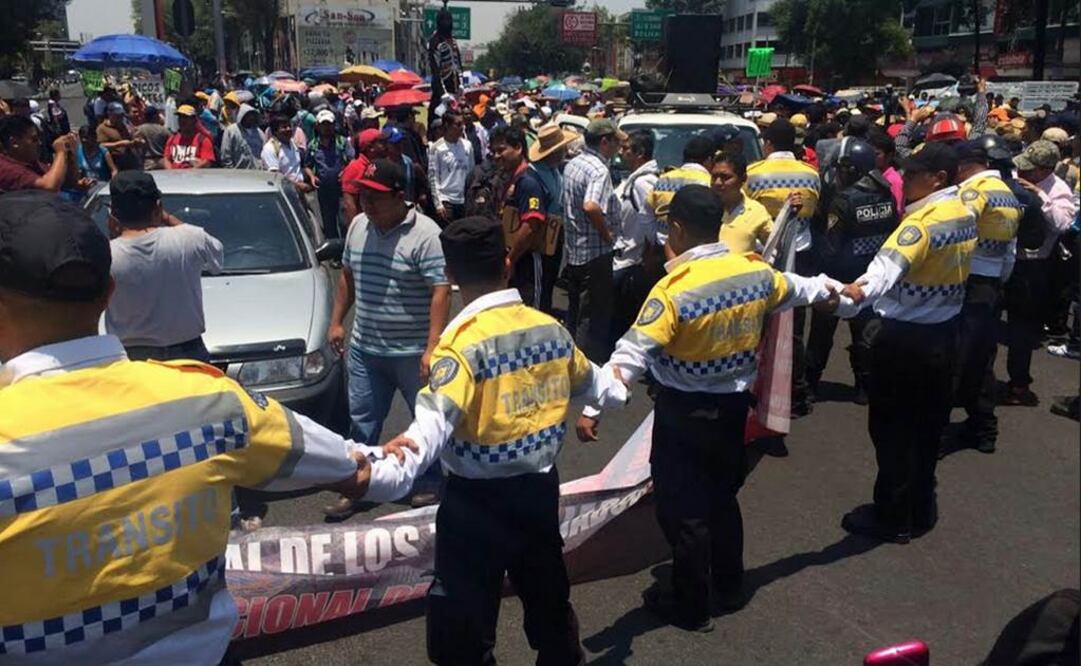 Arriban maestros a Gobernación; hacen mitin