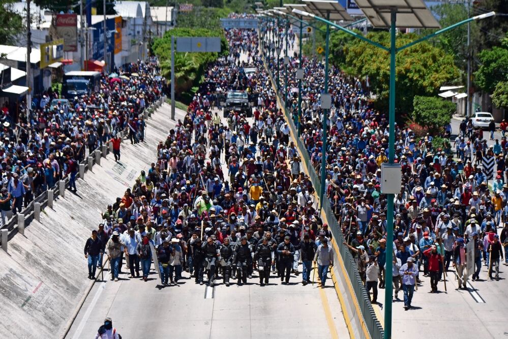 El 10 de julio, en Chilpancingo, manifestantes derribaron la puerta del Con- greso local y del edificio del Poder Ejecutivo y retuvieron a 13 personas.
 Foto: Dassaev Téllez Adame / Cuartoscuro