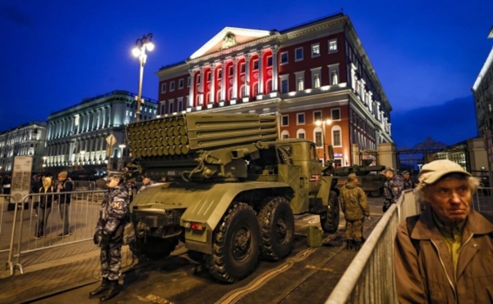 Plaza Roja acoge ensayo nocturno del desfile militar del Día de la Victoria