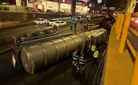Vuelca pipa de agua y genera afectaciones viales en Periférico; el conductor resultó lesionado