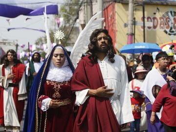 VIDEO Inicia primer recorrido de la Pasión de Cristo en Iztapalapa; miles de fieles presencian el paso de Jesús de Nazaret