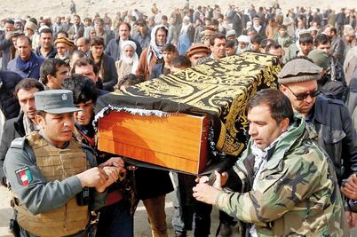 Afganistán, en luto mientras investiga detalles de ataque 