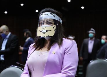 Diputada de Morena usa careta con el rostro de caricatura de AMLO