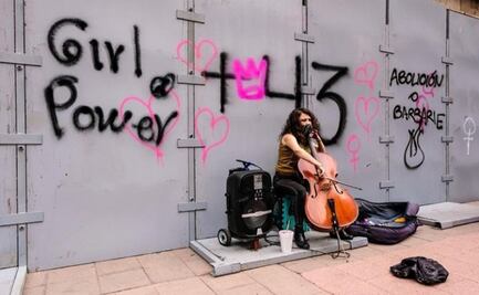 Con su música, chelista protesta y acompaña marchas feministas desde hace 15 años