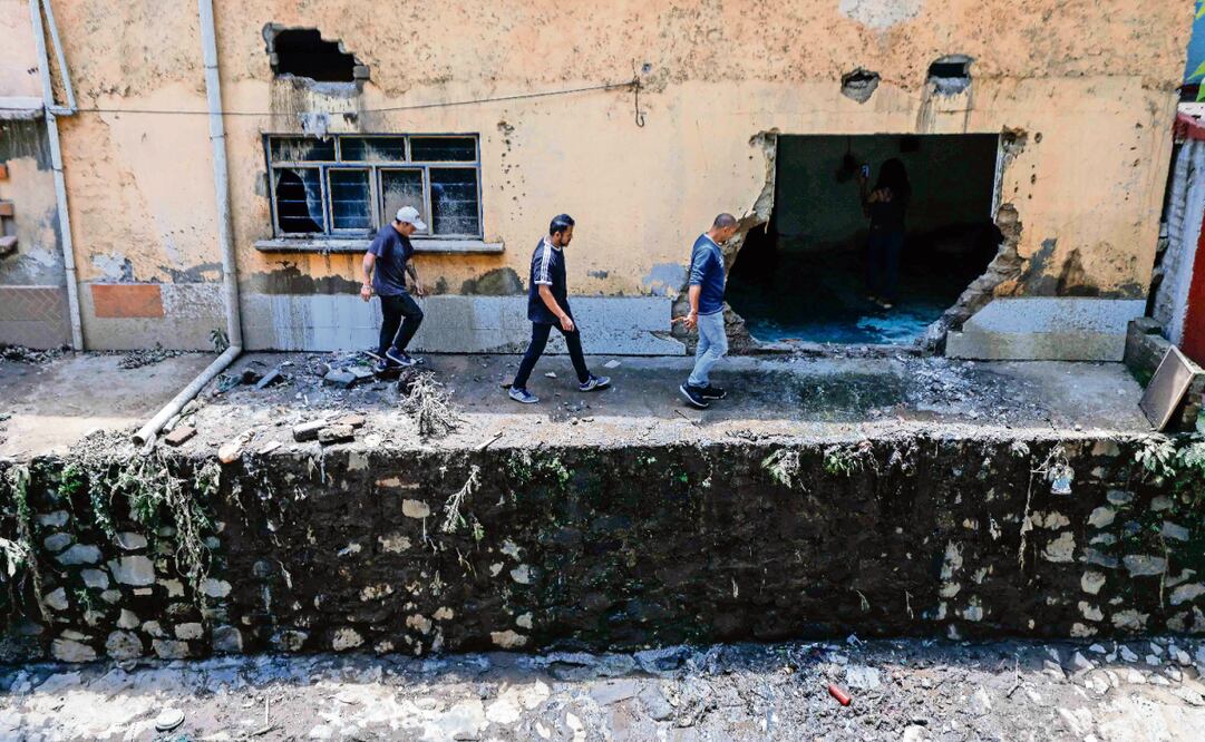 La lluvia inundó la casa de Miguel Ángel, pero la presión del agua hizo que rompiera la pared y el líquido se fuera hacia la barranca. Foto: Diego Simón Sánchez / EL UNIVERSAL