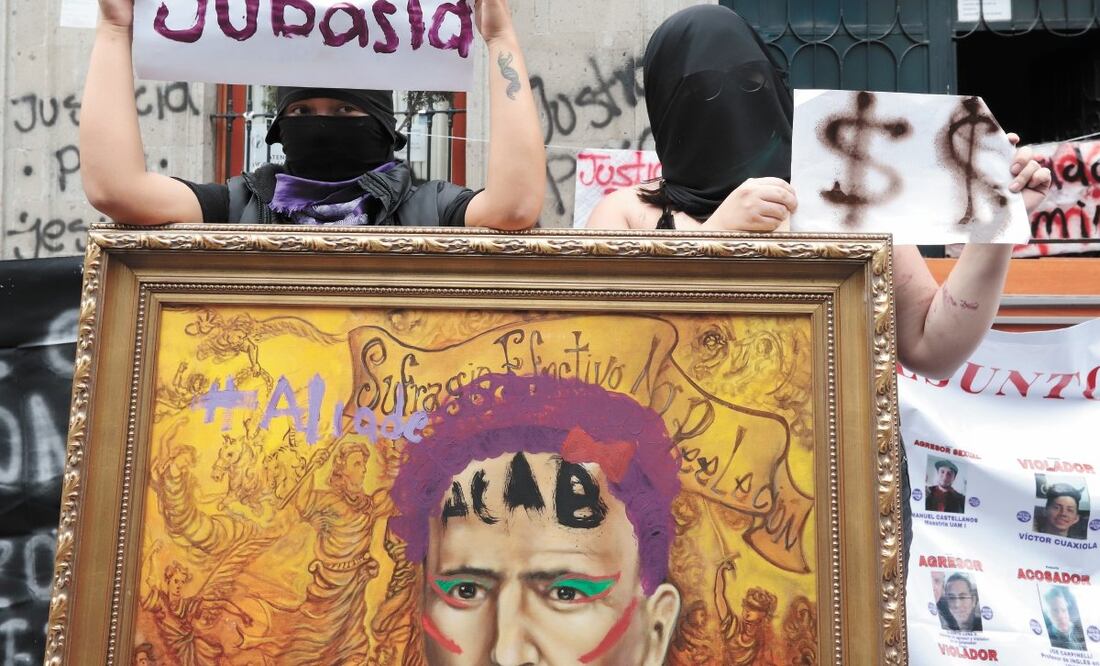 Integrantes de colectivos feministas sacaron los artículos del edificio de la CNDH y los pusieron en subasta. BERENICE FREGOSO .EL UNIVERSAL