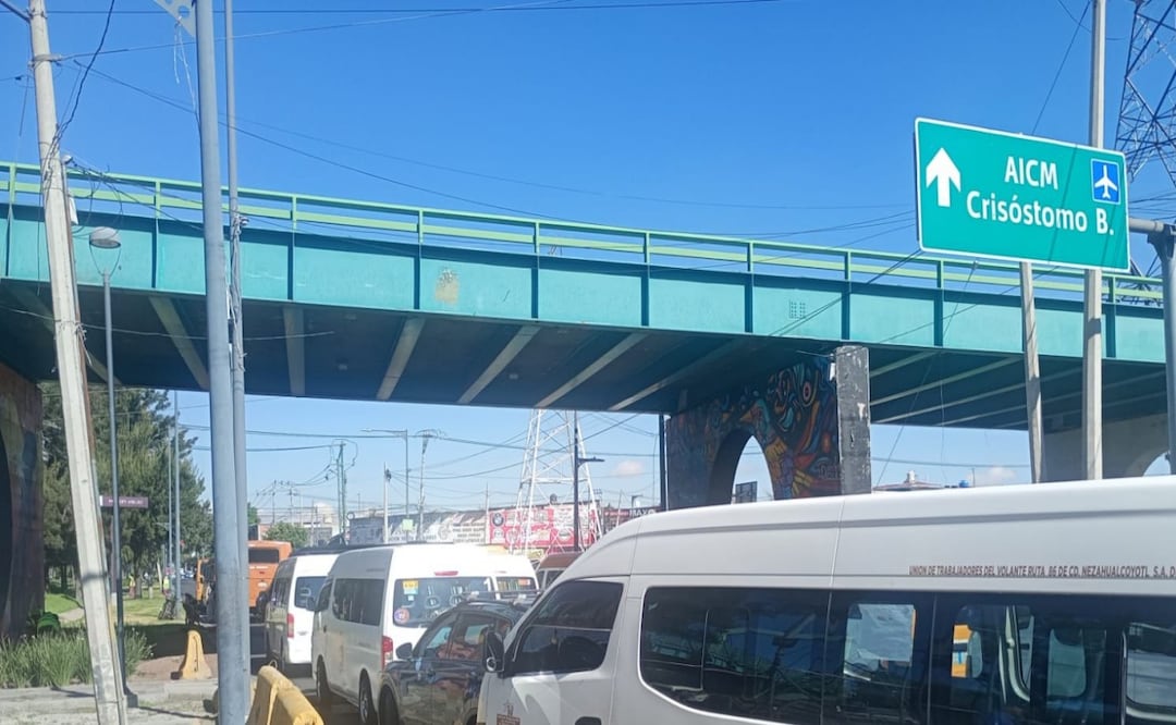 Transportistas bloquean Calzada Ignacio Zaragoza por ola de robos violentos. Foto: Especial