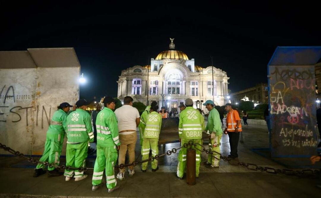 Personal de la secretaría de Obras y Servicios, así como policías de la SSC, colocan vallas metálicas en monumentos como, Palacio de Bellas Artes y el Hemiciclo a Juárez, previo a la marcha de este viernes 8M, del Día Internacional de la Mujer. Foto: Valente Rosas. EL UNIVERSAL