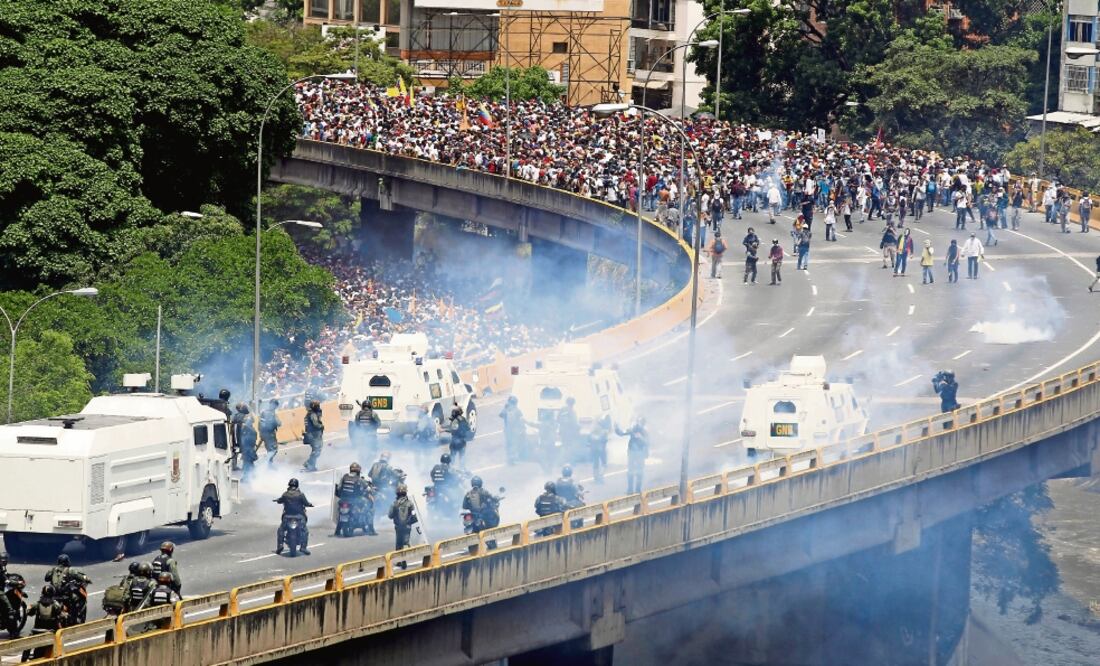 Policías, apoyados con camiones antimotines, lanzaron gases contra los opositores al gobierno que participaron ayer en la llamada “Madre de todas las marchas” (CHRISTIAN VERON. REUTERS)
