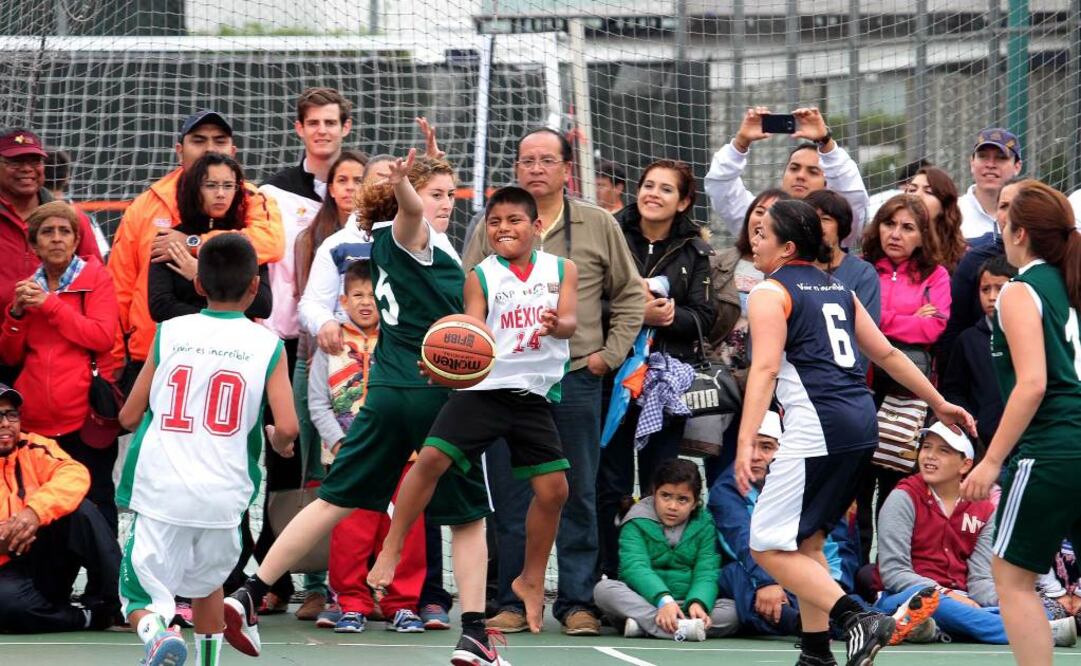 Mientras un grupo de niños triquis engalanaba el inicio de los Juegos realizados en el coorporativo GNP, otros participaron en la campaña “Respeto a los cajones de estacionamiento para personas con discapacidad” (Foto: Notimex)
