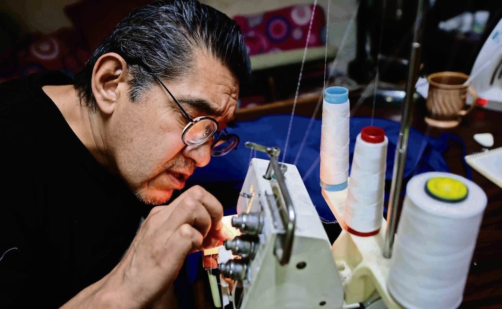 Su padre, cuenta, le enseñó todos los secretos y manejos de la tela y la máquina de coser. Foto: DIEGO SIMÓN SÁNCHEZ/EL UNIVERSAL