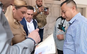 La gobernadora bajaba de las escaleras del Palacio de Gobierno cuando se topó con dos agentes quienes llevaban el citatorio.. | Foto: Especial.