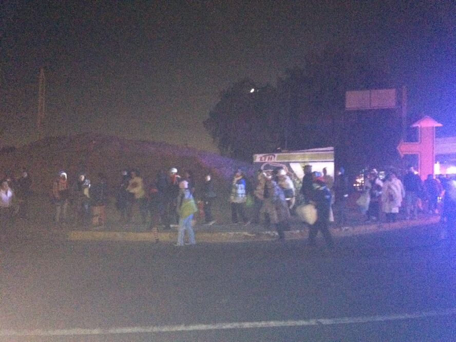 Con cobertores y víveres para pasar la noche, familias enteras provenientes de diversos puntos del municipio, caminarán hasta llegar a la Unidad de Estudios Superiores de Ecatepec (ASTRID RIVERA. EL UNIVERSAL)