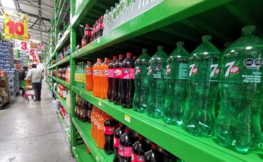 Para evitar sanciones, tiendas en Oaxaca rematan productos en envases de PET